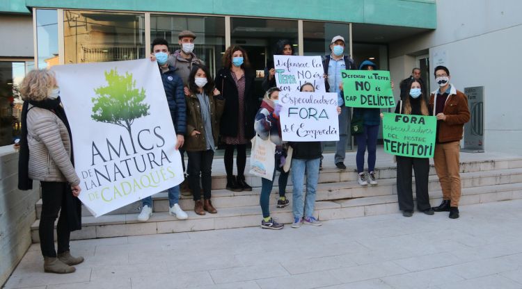 Una desena de persones concentrades a les portes dels jutjats de Figueres per donar suport als membres d'Amics de la Natura de Cadaqués investigats. ACN