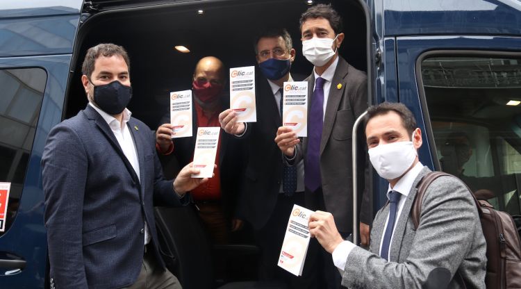 El conseller de Territori i Sostenibilitat, Damià Calvet, acompanyat d'altres autoritats en un dels autobusos que s'utilitzen pel transport a demanda. ACN