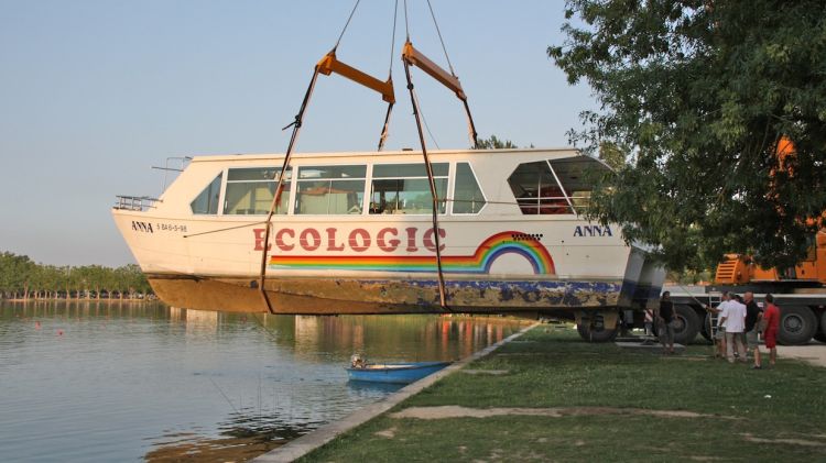 Un moment de l'operació per treure la barca 'Anna' de l'estany de Banyoles © ACN