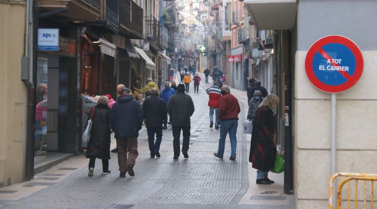 El carrer València de Camprodon amb gent passejant, aquest matí. ACN