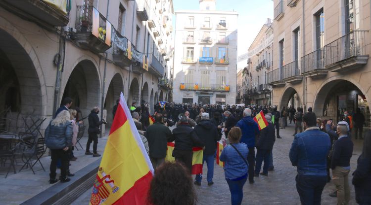 La Plaça del Vi amb els manifestants de Vox en primer terme i els antifeixistes al fons. ACN