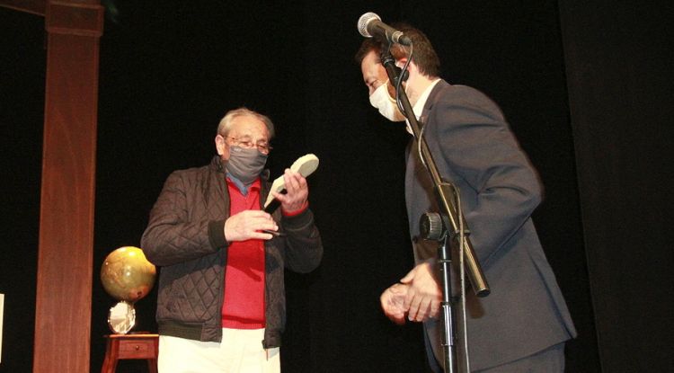 Pla mitjà del president de la revista, Salvador Roca, rebent l'escut de mans de l'alcalde de Blanes, Àngel Canosa