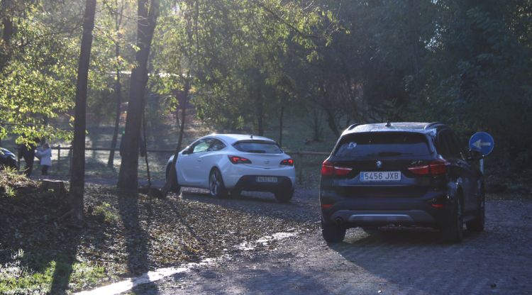 Dos vehicles aparcant a Can Serra a la Fageda d'en Jordà. ACN
