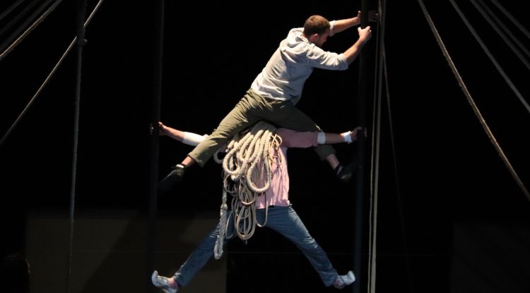 Dos artistes de l'espectacle de circ 'Estat d’emergència'. ACN