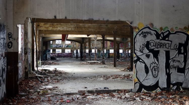 Interior d'una de les naus abandonades de la carretera Barcelona de Girona. ACN