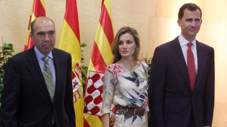 Els prínceps, amb el president de la fundació, Antoni Esteve © ACN