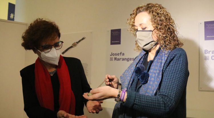 La neta de Baldiri Soler, Geneviève Picart, i la consellera de Justícia Ester Capella, aquest matí. ACN
