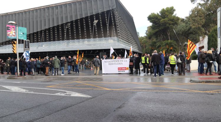 Un moment de la concentració de treballadors dels hotels de Monterey i Roger de Flor en contra dels acomiadaments. ACN