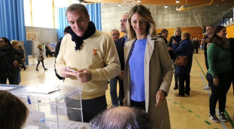 Cayetana Álvarez de Toledo acompanyant a Alberto Mas Vilá durant les votacions del 10-N. ACN