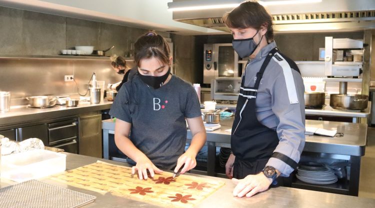 Els xef del restaurant Bo.Tic, Albert Sastregener, comprovant una elaboració d'un plat amb una de les cuineres del restaurant. ACN