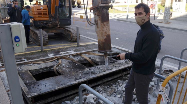 El regidor de Serveis de Ripoll, Joaquim Colomer, assenyalant la zona de l'entrada del refugi. ACN