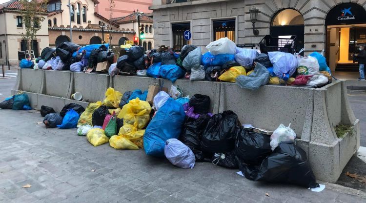 Escombraries apilonades a la Plaça de la Palmera, ahir al matí. Tramuntana TV