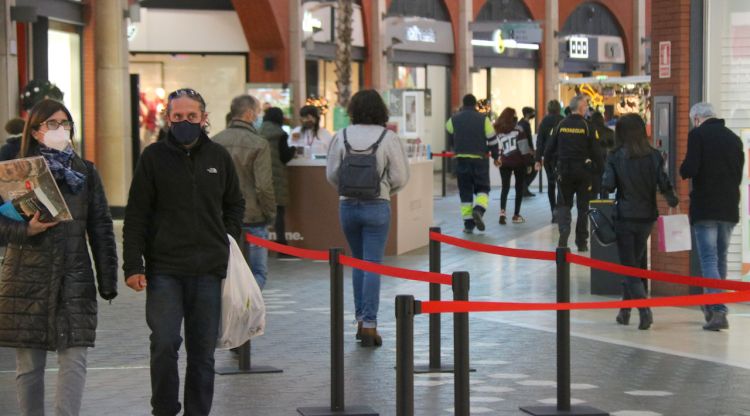Diversos clients passejant pel centre comercial Espai Gironès de Salt, aquest matí. ACN