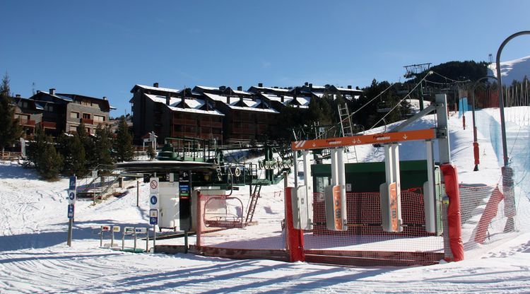 Un dels remuntadors ubicat a les pistes d'esquí de la Molina (Cerdanya) aturat (arxiu). ACN