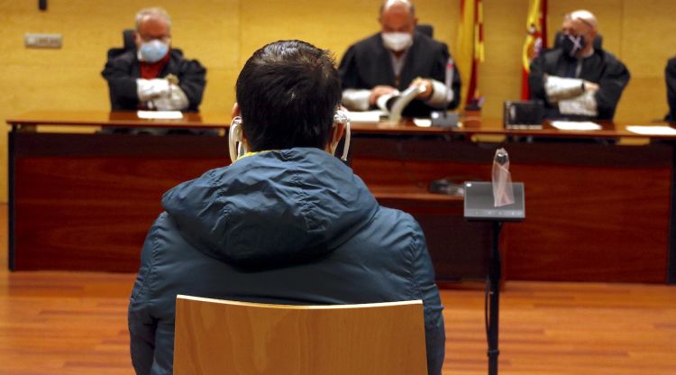 L'home que va apunyalar una treballadora social a Salt, d'esquenes durant la vista a l'Audiència de Girona aquest matí. ACN