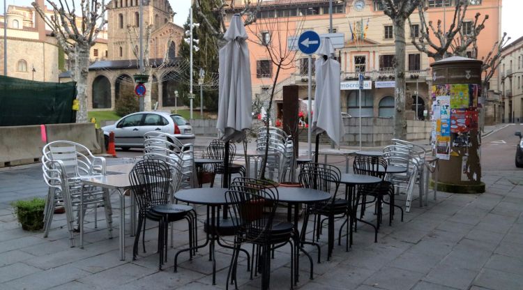 La terrassa d'un bar de Ripoll, tancada aquest matí. ACN