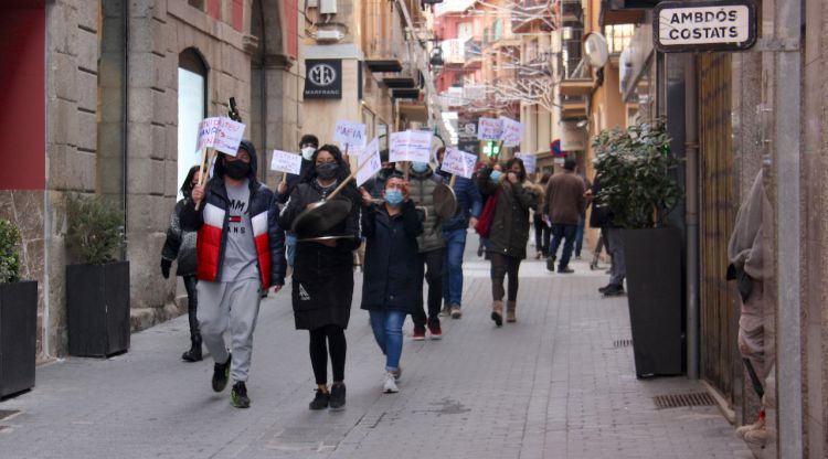 Manifestants del sector de la restauració de la Cerdanya amb pancartes arribant a la plaça de l'Ajuntament de Puigcerdà. ACN