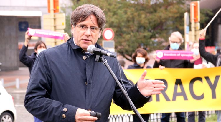 L'expresident Carles Puigdemont durant el parlament a la concentració davant l'Eurocambra per l'1-O, l'1 d'octubre del 2020. ACN