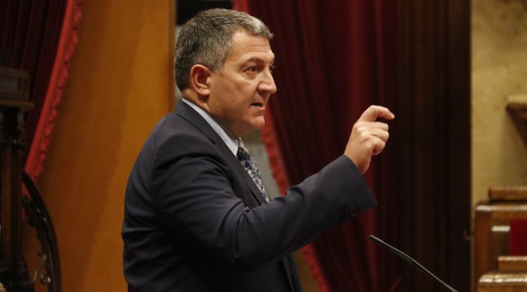 El conseller d'Interior, Miquel Sàmper, intervenint al ple del Parlament del 16 de desembre. ACN