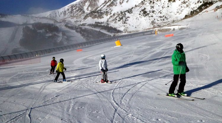 Una família d'esquiadors a les pistes de Vallter 2000, gairebé buides. ACN