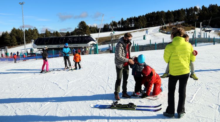 Alguns esquiadors a l'estació de la Masella, aquest matí. ACN