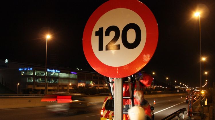 El límit de velocitat a autopistes i autovies tornarà a ser de 120 km/h a partir de l'1 de juliol © ACN