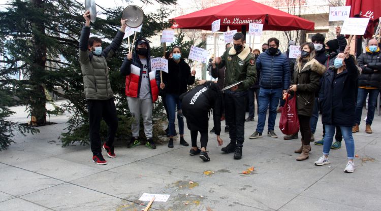 Manifestants del sector de la restauració de la Cerdanya concentrats a la plaça de l'Ajuntament de Puigcerdà el 23 de desembre. ACN
