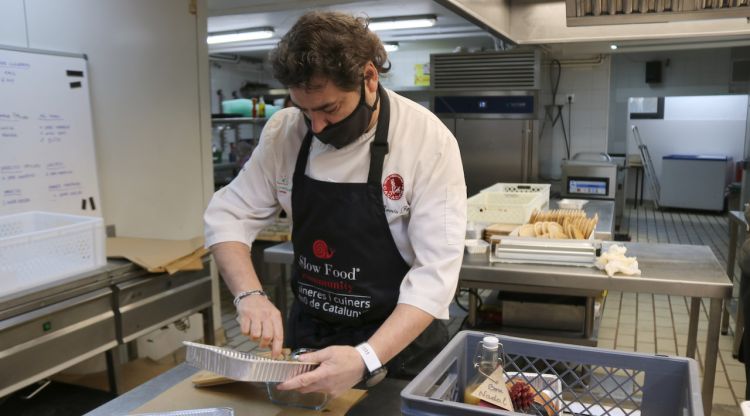El propietari dels Caçadors de Ribes de Freser, Ramon Pau, preparant menjar per emportar. ACN