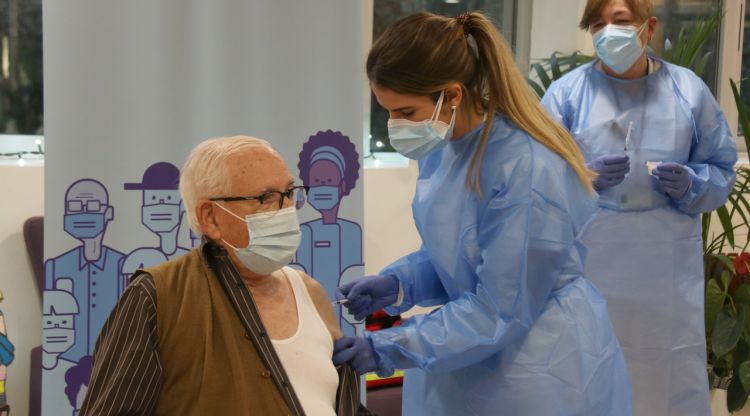 El primer gironí en rebre la vacuna contra la covid-19 (arxiu). ACN