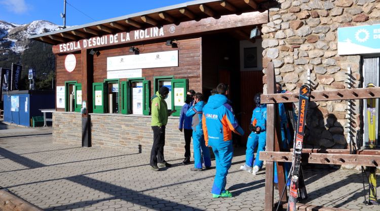 Escola d'esquí de la Molina amb els treballadors parats, el 24 de desembre. ACN