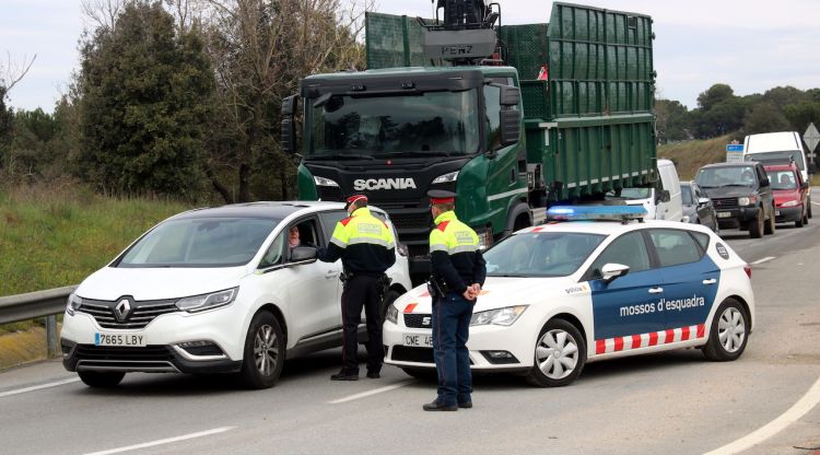 Un control que els Mossos d'Esquadra van fer el 27 de març del 2020 a Cassà de la Selva en el marc de l'estat d'alarma pel coronavirus. ACN