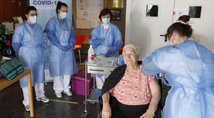 Moment en què administren la vacuna a Margarida Turrats Masdeu