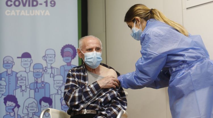 El primer garrotxí rebent la vacuna del coronavirus, Josep Estudis, en el moment de la injecció