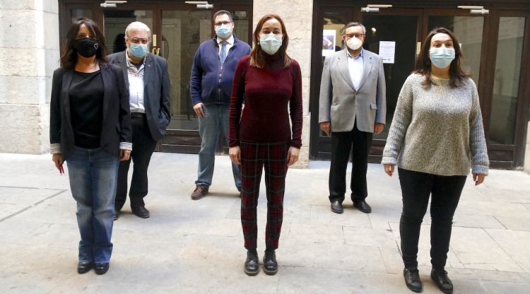 Els sis regidors del PSC de Girona poc abans de la roda per passar balanç de l'acció de govern aquest any. ACN