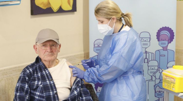Eusebi Sarsanedas, de 89 anys, rebent la vacuna contra la covid-19