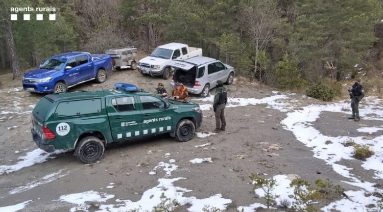 Els Agents Rurals inspeccionant dues persones per saltar-se el confinament perimetral i practicar la caça de manera irregular