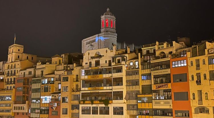 La Catedral il·luminada esperant l'arribada dels Reis d'Orient