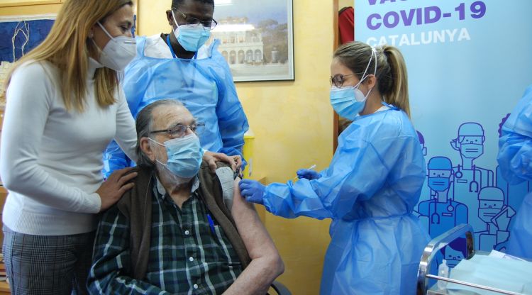 Santiago Castelló rebent la vacuna contra la covid-19