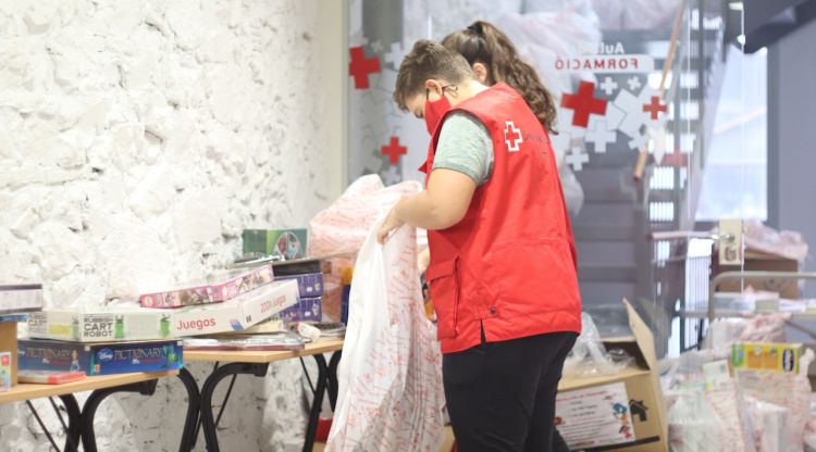 Voluntaris de Creu Roja de Girona preparant les joguines per a les famílies vulnerables