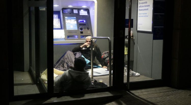 Dos sensesostre passant la nit a l'interior d'un caixer automàtic a Tarragona (arxiu). ACN