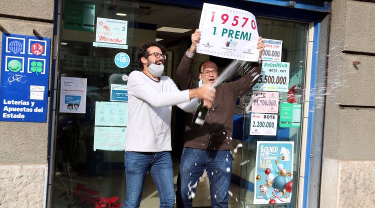 Els germans Andrés i Carlos Voz, de la loteria 'Merche' de Girona, obrint cava per celebrar-ho. ACN