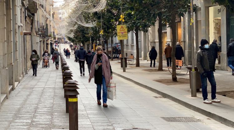 Afluència tranquil·la de clients al carrer Santa Clara de Girona. ACN