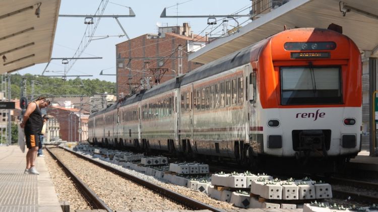 Un tren Regional dels que cobreix el trajecte entre Portbou i Barcelona, aturat a l'estació de Girona © ACN