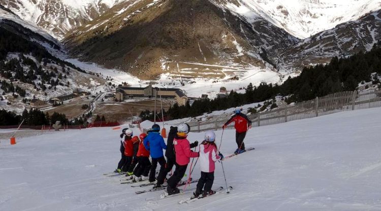 Un grup de joves esquiadors i el monitor a l'estació de Vall de Núria durant els dies de Nadal del 2019