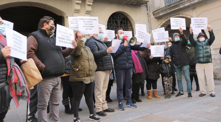 Alguns veïns de Font de la Pólvora concentrats aquest matí davant de l'Ajuntament de Girona. ACN