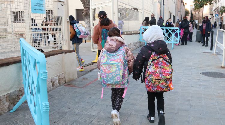 Alumnes accedint a l'escola Sant Pau de Figueres (arxiu). ACN