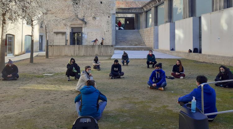 Un moment de l'acció de protesta que han fet una desena d'estudiants de la UdG