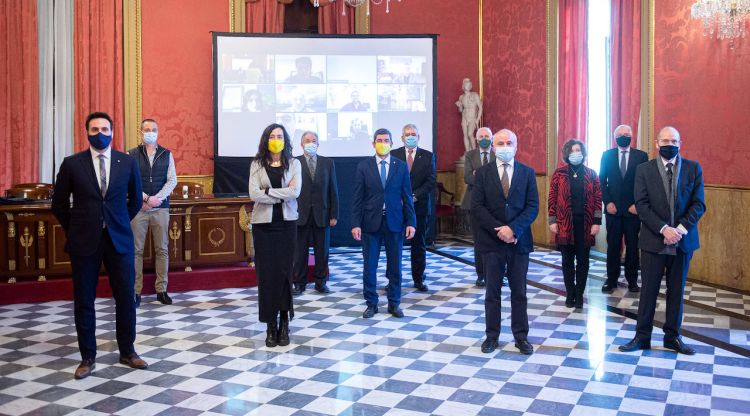 Foto de família del relleu a la presidència del Consell de Cambres
