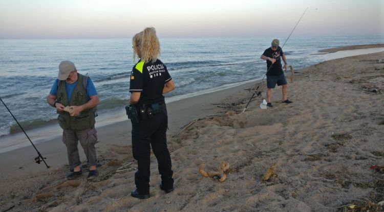 Una agent i dos pescadors al Delta de la Tordera