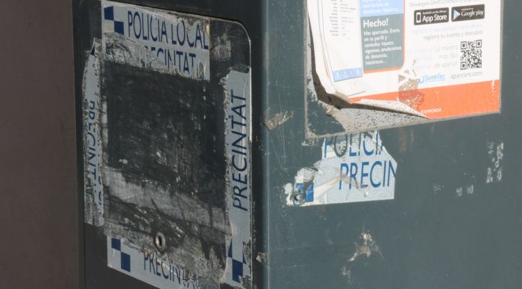Un dels parquímetres vandalitzats a la Bisbal d'Empordà. ACN